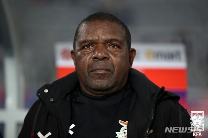 [서울=뉴시스]영국 언론 '가디언'은 5일(한국시간) 2023 FIFA 호주·뉴질랜드 여자월드컵에 출전한 잠비아의 브루스 엠와페(64) 감독이 훈련 도중 선수의 가슴을 만진 혐의를 받고 있다고 전했다. (사진 = 대한축구협회 제공)