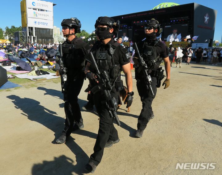 [인천=뉴시스] 김동영 기자 = 인천 펜타포트 록 페스티벌이 열린 5일 오후 인천 연수구 송도달빛축제공원에서 경찰특공대 대원들이 순찰을 돌고 있다. 이날 오전 온라인 커뮤니티에는 “요즘 흉기난동이 유행이라는데, 송도달빛축제공원에 찾아 가겠다”는 취지의 글이 올라왔다. 경찰은 만일의 사태에 대비해 경력을 추가 투입하는 한편, 전술요원 및 폭발물처리반(EOD) 등 특공대 6명과 장갑차를 동원해 안전관리에 나섰다. 2023.08.05. dy0121@newsis.com 