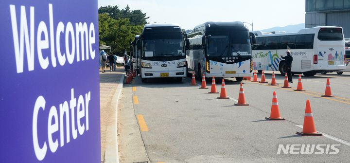 [부안=뉴시스] 김얼 기자 = 5일 전북 부안군 세계스카우트잼버리 웰컴센터에 스카우트 대원들을 운반할 버스들이 줄지어 서 있다. 2023.08.05. pmkeul@nwsis.com