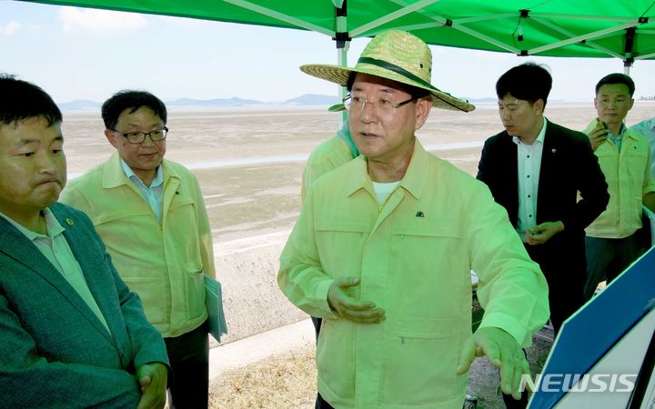 [함평=뉴시스] 이창우 기자=김영록 전남도지사(왼쪽 두 번째)가 5일 오후 서남권 관광산업 발전을 위해 영광·함평·무안 해안의 주요 명소를 잇는 해안일주도로 개설현장을 방문, 현황을 청취하고 관계자들을 격려하고 있다. (사진=전남도 제공) 2023.08.05. photo@newsis.com *재판매 및 DB 금지