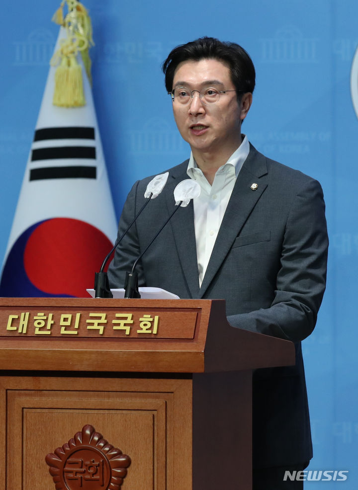 [서울=뉴시스] 고범준 기자 = 강민국 국민의힘 수석대변인이 6일 오후 서울 여의도 국회 소통관에서 박광온 더불어민주당 원내대표 취임100일 관련 등 브리핑을 하고 있다. 2023.08.06. bjko@newsis.com