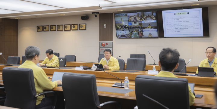 [세종=뉴시스] 한국남부발전 이승우 사장이 7일 전사 전력수급 피크 및 태풍 대비 긴급 점검회의를 하고 있다. (사진=한국남부발전 제공) *재판매 및 DB 금지