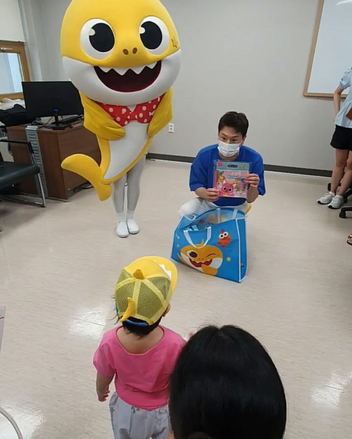 3일 서울 신촌세브란스병원에서 환아 A양을 만나러 온 핑크퐁 아기상어 공연팀의 '튼튼쌤' 뮤지컬배우 신상민 씨가 준비해온 선물을 A양에게 전달하는 모습. 출처: A양 아버지 SNS *재판매 및 DB 금지