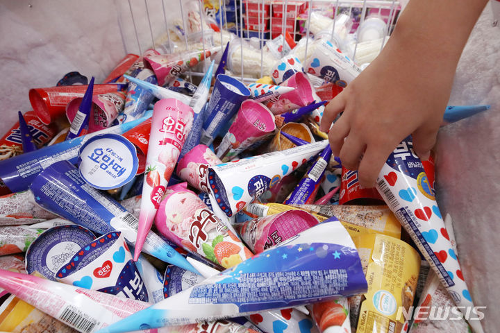 [서울=뉴시스] 조성우 기자 = 지난 8월 서울 시내 한 아이스크림 가게에서 어린이가 아이스크림을 고르고 있다. 2023.08.07. xconfind@newsis.com