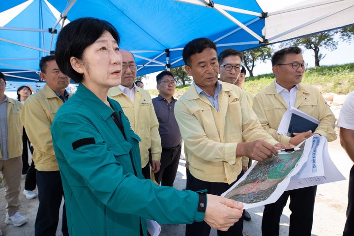 [서울=뉴시스] 한화진 환경부 장관이 7일 태풍 북상으로 인한 추가 집중호우에 대비하기 위해 충남 논산시 논산천 논남2제 응급복구 현장을 찾아 논산천 취약구간을 점검하고 있다. (사진=환경부 제공) 2023.08.07. photo@newsis.com *재판매 및 DB 금지