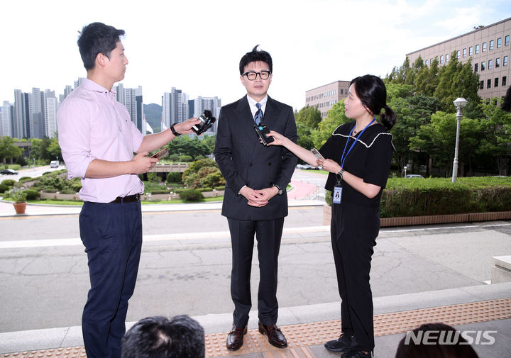 [과천=뉴시스] 고승민 기자 = 한동훈 법무부 장관이 9일 정부과천청사 법무부로 출근하면서 취재진 질문에 답하고 있다. 2023.08.09. kkssmm99@newsis.com