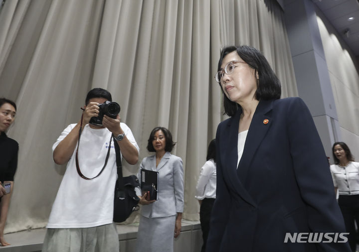 [서울=뉴시스] 김근수 기자 = 김현숙 여성가족부 장관이 9일 서울 종로구 성균관대학교에서 진행된 스위스 스카우트 대원들 태권도 체험 현장 방문을 마치고 행사장을 빠져 나가고 있다. 2023.08.09. ks@newsis.com