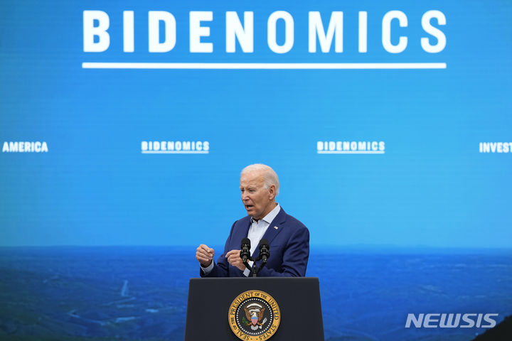 [벨렌=AP/뉴시스] 조 바이든 미국 대통령이 9일(현지시각) 뉴멕시코주 벨렌의 아코사 윈드타워에서 경제에 관해 연설하고 있다. 2023.08.10.