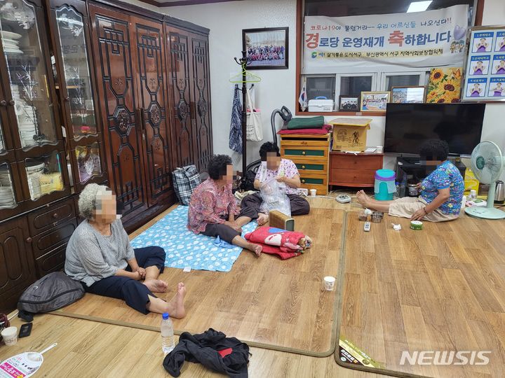 [부산=뉴시스] 김민지 기자 = 10일 부산 서구 한 경로당에는 태풍 북상으로 인해 집을 떠나 이곳으로 대피한 주민들이 모여 있다. 2023.08.10. mingya@newsis.com