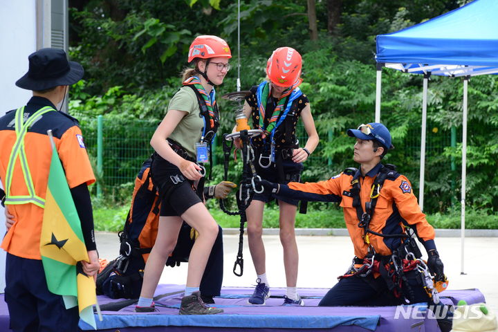 [수원=뉴시스] 양효원 기자 = 경기도소방학교에 입소한 잼버리 참가자들이 경기도소방재난본부가 준비한 재난 대응 체험에 참여하고 있다. 경기소방학교에는 잼버리 참가자 350여 명이 머물고 있다. 소방기관 가운데 잼버리 참가자가 입소한 곳은 경기소방학교가 유일하다. (사진=경기도소방재난본부 제공) 2023.8.10. hyo@newsis.com *재판매 및 DB 금지