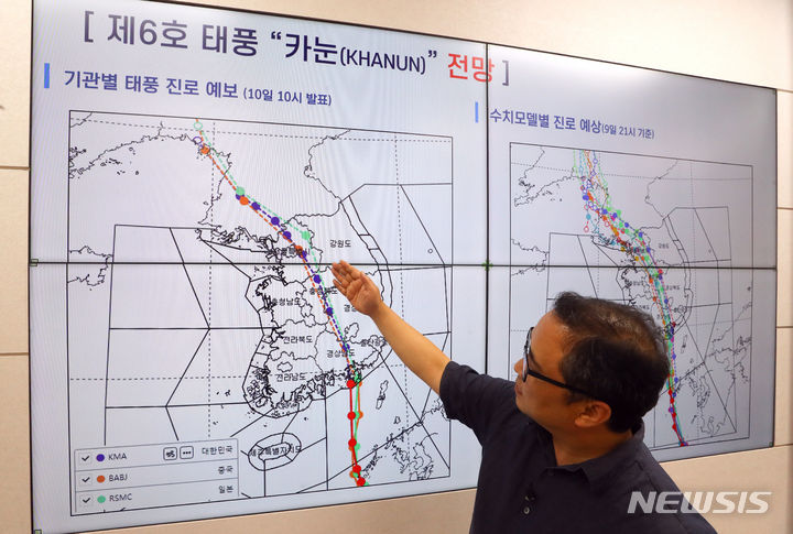 [서울=뉴시스] 최진석 기자 = 제6호 태풍 '카눈'이 한반도에 상륙한 10일 서울 동작구 기상청에서 박정민 예보분석관이 태풍 '카눈' 관련 현황과 전망 브리핑을 하고 있다. 기상청은 이날 오전 9시20분 기준 경남 거제 부근 육상에 상륙한 태풍 카눈이 11일 오전 3시께 북한으로 넘어가기까지 약 18시간 동안 전국을 수직으로 관통할 것으로 예상했다. 2023.08.10. myjs@newsis.com