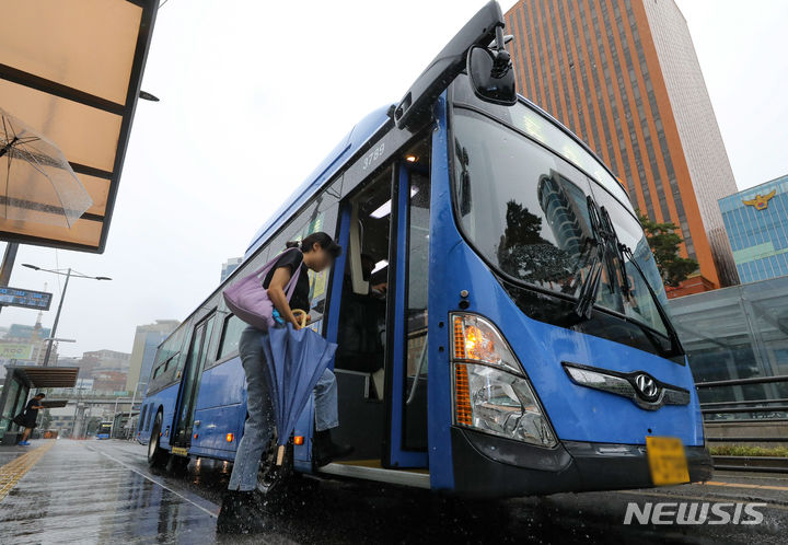 [서울=뉴시스] 황준선 기자 = 서울 시내버스와 마을버스 기본요금이 오는 12일부터 300원 인상된다. 버스 기본요금은 카드 기준 간·지선 버스는 1200원에서 1500원으로, 순환·차등 버스는 1100원에서 1400원으로 오른다. 마을버스도 900원에서 1200원으로 상향된다. 광역버스는 2300원에서 3000원으로, 심야는 2150원에서 2500원으로 각각 조정된다. 사진은 10일 오후 서울 중구 서울역 버스종합환승센터의 모습. 2023.08.10. hwang@newsis.com