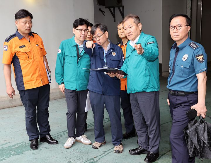 [서울=뉴시스] 이상민 행정안전부 장관이 10일 서울 마포구 상암동 월드컵경기장을 찾아 잼버리 K-pop 콘서트 행사장에 대한 현장 안전점검을 하고 있다. (사진=행정안전부 제공) 2023.08.10. photo@newsis.com *재판매 및 DB 금지