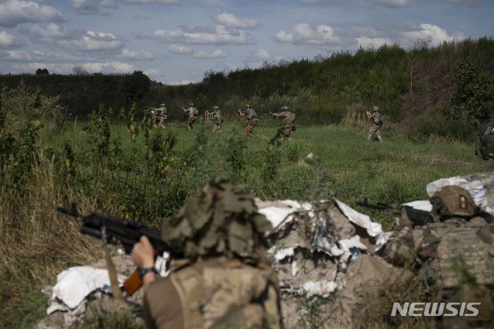 [키이우=AP/뉴시스] 10일(현지시각) 우크라이나 지원병들이 키이우 인근 훈련장에서 전투 훈련을 하고 있다. 2023.08.11.