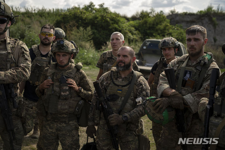 [키이우=AP/뉴시스] 10일(현지시각) 우크라이나 지원병들이 키이우 인근 훈련장에서 전투 훈련을 마친 후 지휘관의 얘기를 듣고 있다. 2023.08.11.