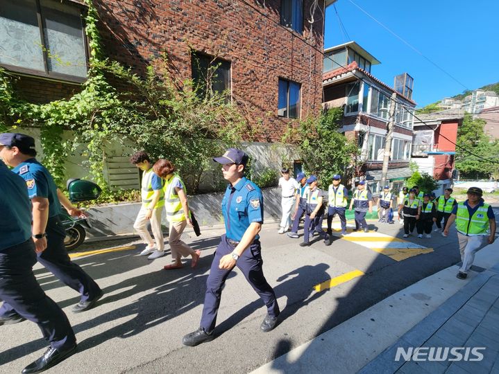 [서울=뉴시스]서울 중구는 묻지마 범죄에 선제적으로 대응하기 위해 '주요 다중시설·공공시설의 순찰 강화'와 '폐쇄회로(CCTV)'를 통한 집중 관제' 등을 골자로 한 대비 체계를 마련했다. 지난 8일 순찰 모습. (사진=중구 제공). 2023.08.12. photo@newsis.com