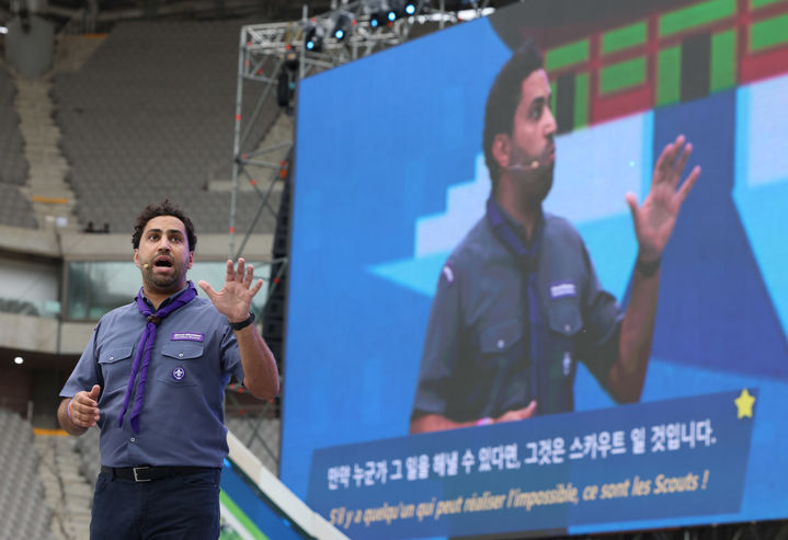 [서울=뉴시스] 아흐메드 알헨다위 세계스카우트 사무총장이 11일 오후 서울 마포구 서울월드컵경기장에서 2023 세계스카우트잼버리대회 폐영식에서 환송사를 하고 있다. (사진=잼버리 조직위원회 제공) 2023.08.11. photo@newsis.com *재판매 및 DB 금지