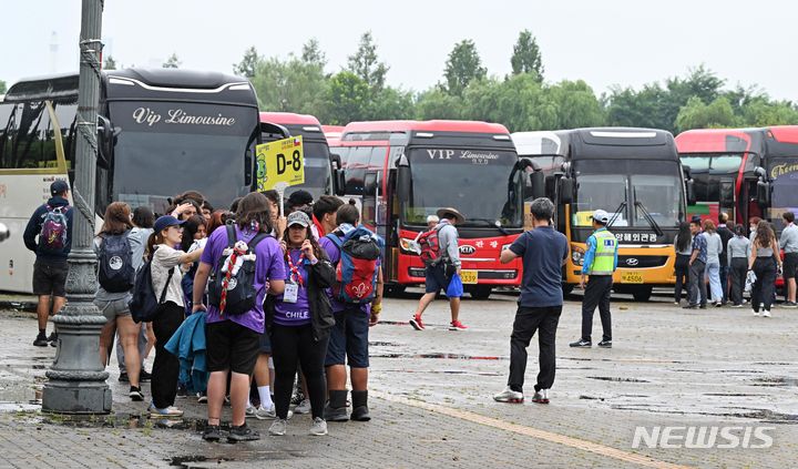 [서울=뉴시스] 사진공동취재단 = 2023 새만금 세계스카우트잼버리에 참가한 스카우트 대원들이 11일 서울 마포구 서울월드컵경기장에서 열릴 예정인 폐영식과 K팝 슈퍼라이브 콘서트에 참석하기 위해 이동하고 있다. 2023.08.11. photo@newsis.com