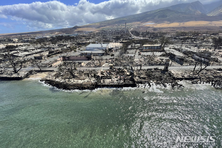 [라하이나(하와이)=AP/뉴시스]2023년 8월11일 산불이 지나간 이후의 하와이 마우이섬 라하이나 지역의 모습. 