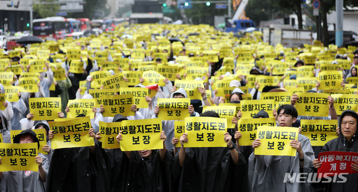 [서울=뉴시스] 김선웅 기자 = 초중고 교사들이 12일 서울 종로구 종각 일대에서 집회를 열고 안전한 교육환경을 위한 법 개정, 민원창구 일원화 및 악성 민원인 방지 방안 마련, 교사 생활지도권 보장, 정서행동 위기학생 지원책 마련 등을 촉구하고 있다. 2023.08.12. mangusta@newsis.com