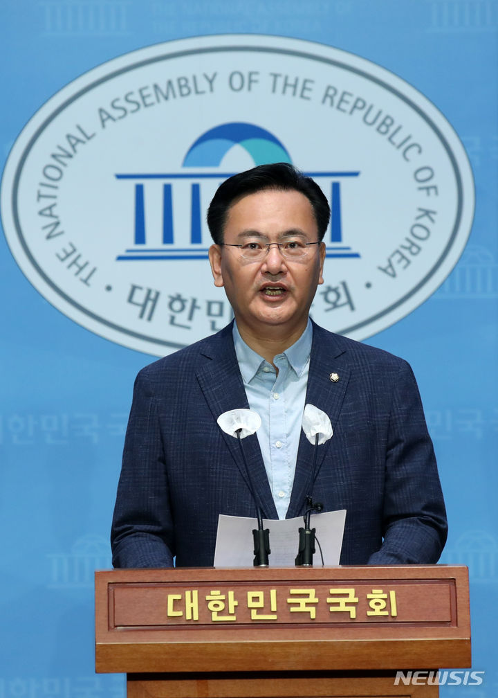 [서울=뉴시스] 고범준 기자 = 유상범 국민의힘 수석대변인이 13일 오전 서울 여의도 국회 소통관에서 잼버리 관련 브리핑을 하고 있다. 2023.08.13. bjko@newsis.com