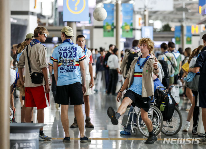 [인천공항=뉴시스] 정병혁 기자 = 2023 새만금 세계스카우트잼버리에 참가했던 스카우트 대원들이 13일 인천국제공항 제1터미널 출국장에서 출국을 위해 대기하고 있다. 2023.08.13. jhope@newsis.com