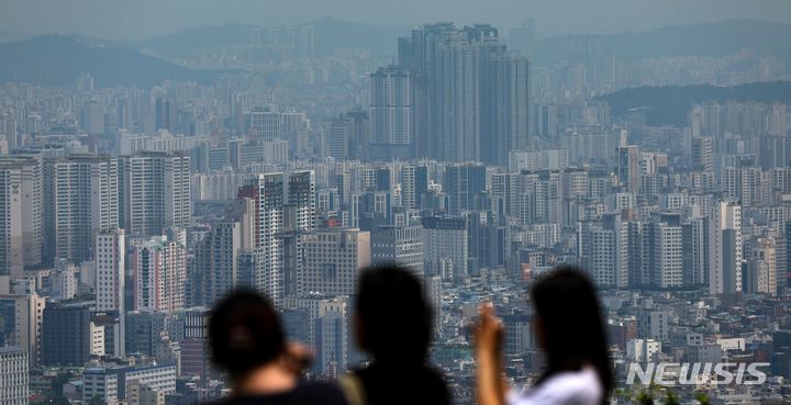 [서울=뉴시스] 조수정 기자 = 한국부동산원 8월1주(8월 7일 기준) 주간 아파트 가격 동향에 따르면 전국 아파트 매매가격은 0.04% 올랐고 서울 아파트 가격은 12주 연속 상승, 0.09% 올랐다. 13일 서울 남산에서 시민들이 서울시내 아파트를 바라보고 있다. 2023.08.13. chocrystal@newsis.com