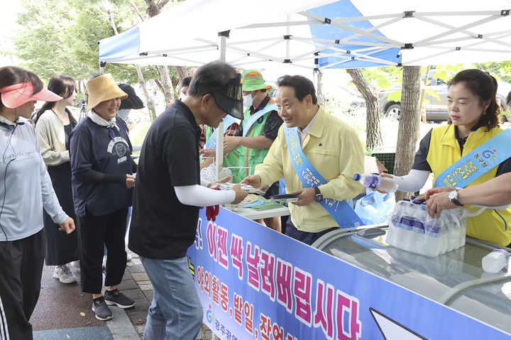 [광주=뉴시스] 이영주 기자 = 광주 동구는 여름철 온열질환 사고 예방을 위해 동구 산수동 푸른길 산수마당 일원에서 생수를 무상으로 제공하고 있다고 14일 밝혔다. (사진 = 광주 동구 제공) 2023.08.14. photo@newsis.com *재판매 및 DB 금지