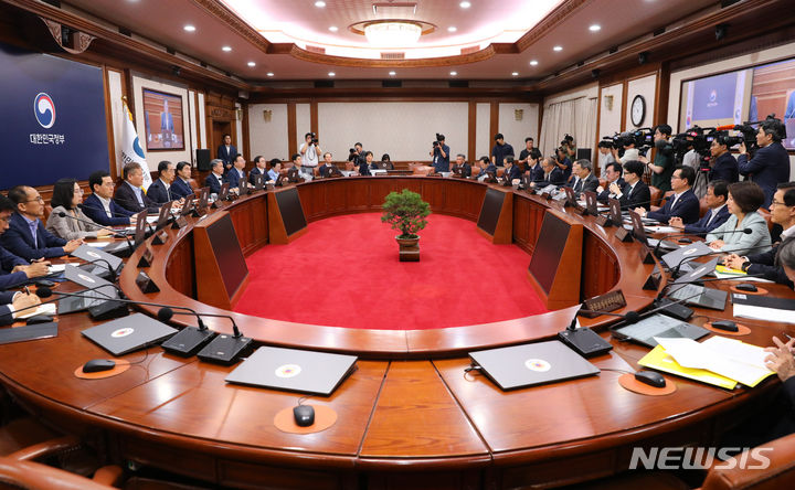 [서울=뉴시스] 배훈식 기자 = 한덕수 국무총리가 14일 오전 서울 종로구 정부서울청사에서 광복절 특사 등 안건을 심의, 의결하는 국무회의를 하고 있다. 2023.08.14. dahora83@newsis.com