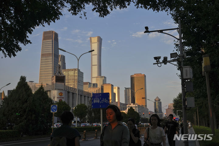 [베이징=AP/뉴시스]중국의 제조업 체감경기를 보여주는 민간 지표가 1년여 만에 최고치를 보이면서 중국 경제가 안정적인 성장세의 조짐을 보이고 있다고 외신들이 보도했다. 사진은 베이징의 한 거리. 2024.4.1