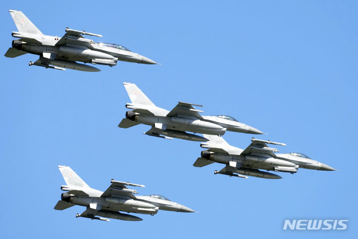 [AP/뉴시스] 미국이 자국 제작 전투기 F-16를 다른나라들이 우크라에 제공하는 것을 허용했다. 사진은 지난 15일 폴란드 국군의 날을 맞아 보유 F16 전투기들이 수도 상공에서 퍼레이드 일환으로 축하 비행을 하고 있다 2023. 08. 18.