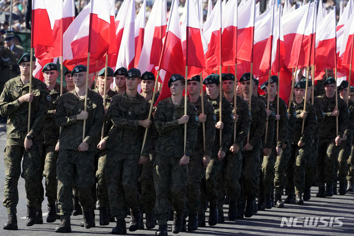 [바르샤바=AP/뉴시스] 지난 15일(현지시간) 폴란드 바르샤바에서 열린 폴란드 국군의 날 기념 행사에서 폴란드 군이 행진하고 있다. 2023.08.17.