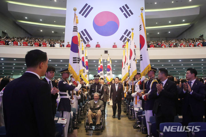 [서울=뉴시스] 홍효식 기자 = 윤석열 대통령과 부인 김건희 여사가 15일 오전 서울 서대문구 이화여대 대강당에서 열린 제78주년 광복절 경축식에 오성규, 김영관 애국지사 등과 동반 입장하고 있다. 2023.08.15. yesphoto@newsis.com