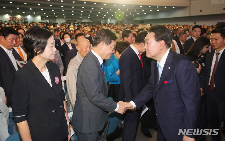 [서울=뉴시스] 홍효식 기자 = 윤석열 대통령이 15일 오전 서울 서대문구 이화여대 대강당에서 열린 제78주년 광복절 경축식을 마친 뒤 이재명 더불어민주당 대표와 악수하고 있다. 2023.08.15. yesphoto@newsis.com