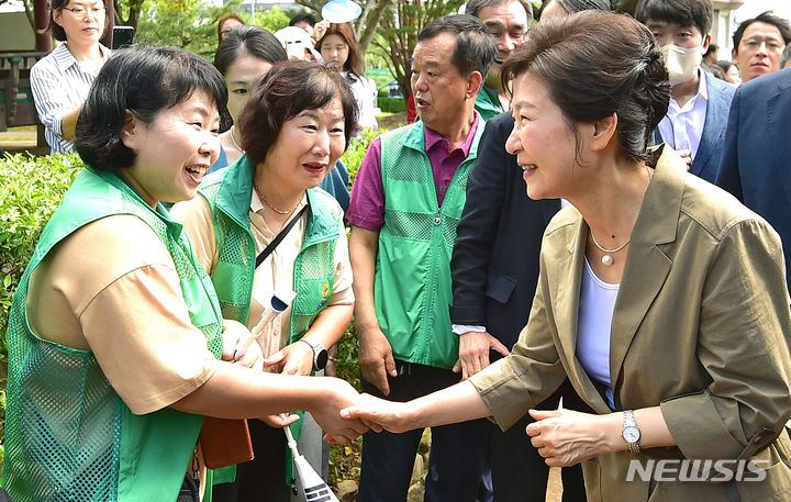 [구미=뉴시스] 이무열 기자 = 박근혜 전 대통령이 15일 오전 경북 구미시 상모동 박정희 전 대통령 생가를 찾아 시민들과 인사하고 있다. 2023.08.15. lmy@newsis.com