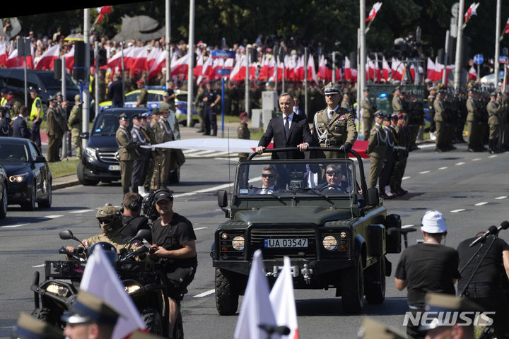 [바르샤바=AP/뉴시스] 안제이 두다 폴란드 대통령이 지난 15일(현지시간) 폴란드 바르샤바에서 열린 폴란드 국군의 날 기념 열병식에 참석해 있다. 2023.08.17.