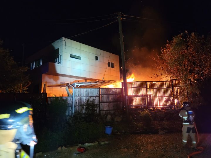 [울산=뉴시스] 구미현 기자 = 16일 오전 2시 50분께 울산 중구 성안동 한 갤러리 겸 카페 건물에서 불이 나 출동한 소방대원들이 불을 끄고 있다. (울산소방본부 제공) *재판매 및 DB 금지