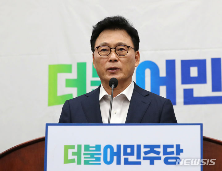 [서울=뉴시스] 전진환 기자 = 박광온 더불어민주당 원내대표가 16일 오후 서울 여의도 국회에서 열린 의원총회에서 의원들에게 발언하고 있다. 2023.08.16. amin2@newsis.com