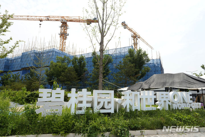 [베이징=AP/뉴시스]심각한 경영난을 겪어온 중국 대형 부동산 개발업체 비구이위안(컨트리가든)에 대한 청산 심리가 내달 11일로 연기됐다. 사진은 2023년 8월17일 중국 베이징 외곽에 건설 중인 비구이위안(컨트리가든) 원월드시티(Country Garden One World City) 프로젝트의 모습. 2024.05.17