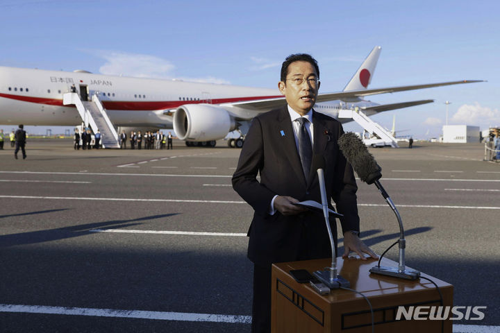 [도쿄=AP/뉴시스]기시다 후미오 일본 총리가 26일 오후 정부 전용기 편으로 서울에 도착했다고 니혼게이자이신문이 보도했다. 사진은 기시다 총리가 지난해 8월17일 하네다 공항에서 미국으로 출발하기 전 모습. 2024.05.26.