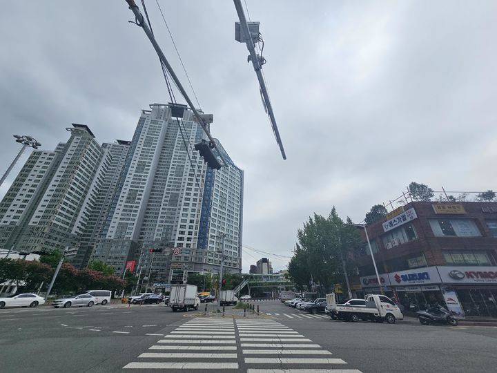 [부산=뉴시스] 부산 동구의 부산진성 주변 고도제한 구역(오른쪽). 도로 왼쪽에 고층 아파트가 들어서 있다. *재판매 및 DB 금지