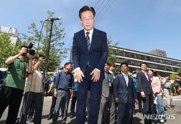 지지자들에게 허리숙여 인사하는 이재명 더불어민주당 대표. [서울=뉴시스] 조성봉 기자= '백현동 특혜 의혹'과 관련해 특경법상 배임 혐의를 받고 있는 이재명 더불어민주당 대표가 17일 오전 서울 서초구 서울중앙지검에 출석하기 전 지지자들에게 허리숙여 인사를 하고 있다. 2023.08.17. suncho21@newsis.com