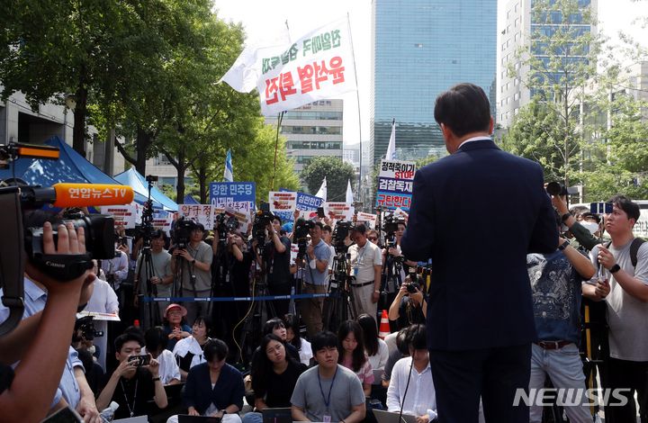 [서울=뉴시스] 조성봉 기자= '백현동 특혜 의혹'과 관련해 특경법상 배임 혐의를 받고 있는 이재명 더불어민주당 대표가 17일 오전 서울 서초구 서울중앙지검에 출석하기 전 지지자들에게 입장 발표를 하고 있다. 2023.08.17. suncho21@newsis.com