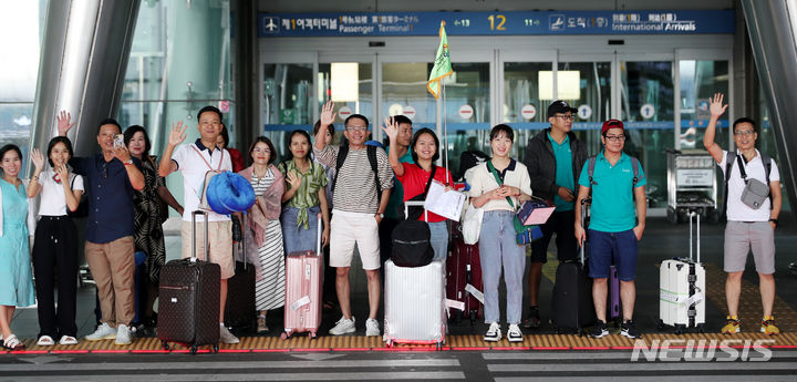 [인천공항=뉴시스] 김진아 기자 = 인천공항공사에 따르면 올 하계 성수기 기간(7.25~8.15) 인천공항을 이용하는 여객수가 코로나19이전과 비교해 85%까지 회복돼 17일 '공항운영 완전 정상화 선포식'을 개최한다. 인천공항의 일일 이용객이 최근 19만 명을 넘으면서 내달 중국의 중추절과 국경절 황금연휴(9.29∼10.6)를 통해 한국을 방문하는 유커들이 더 늘어날 것으로 예상된다. 사진은 이날 인천국제공항에서 외국인 관광객들이 입국장을 나오고 있다. 2023.08.17. bluesoda@newsis.com