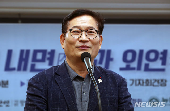 [서울=뉴시스] 고승민 기자 = 입법 로비 의혹을 포착한 검찰이 27일 송영길 전 더불어민주당 대표의 자택을 압수수색했다. 사진은 지난달 17일 송 전 대표의 모습. 2023.08.17. kkssmm99@newsis.com