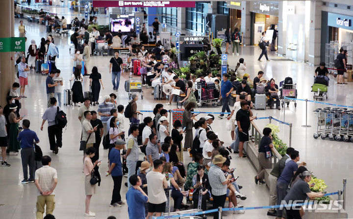 [인천공항=뉴시스] 김진아 기자 = 인천공항공사는 17일 올 하계 성수기 기간(7.25~8.15) 인천공항을 이용하는 여객수가 코로나19이전과 비교해 85%까지 회복됐다고 전했다. 17일 인천국제공항에서 입국장이 이용객들로 붐비고 있다. 2023.08.17. bluesoda@newsis.com