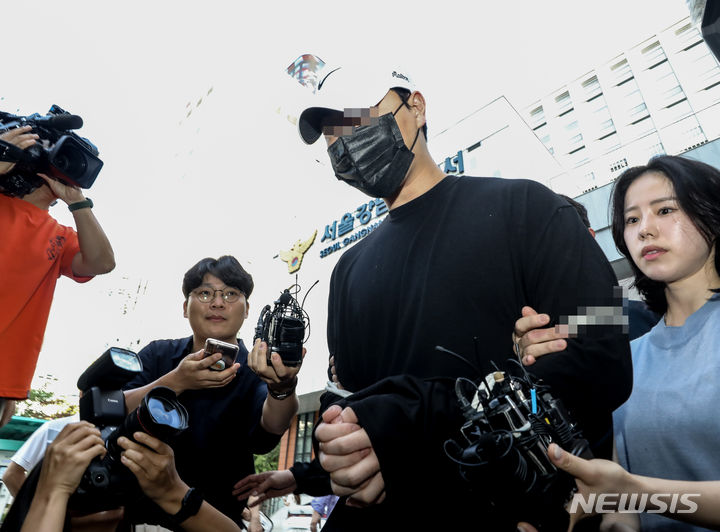 [서울=뉴시스] 김근수 기자 = 향정신성의약품을 투약한 채 롤스로이스 차량을 몰다 행인을 치어 중상을 입힌 20대 남성 신모씨가 지난해 8월18일 오전 서울 강남구 강남경찰서에서 검찰로 송치되고 있다. 신 모씨는 앞서 지난 2일 오후 8시10분쯤 롤스로이스를 몰다 인도로 돌진해 20대 여성을 다치게 한 혐의를 받고 있으며 마약 간이 검사 결과 케타민 양성 반응이 나오자 치료 목적이라고 해명했다. 2023.08.18. ks@newsis.com