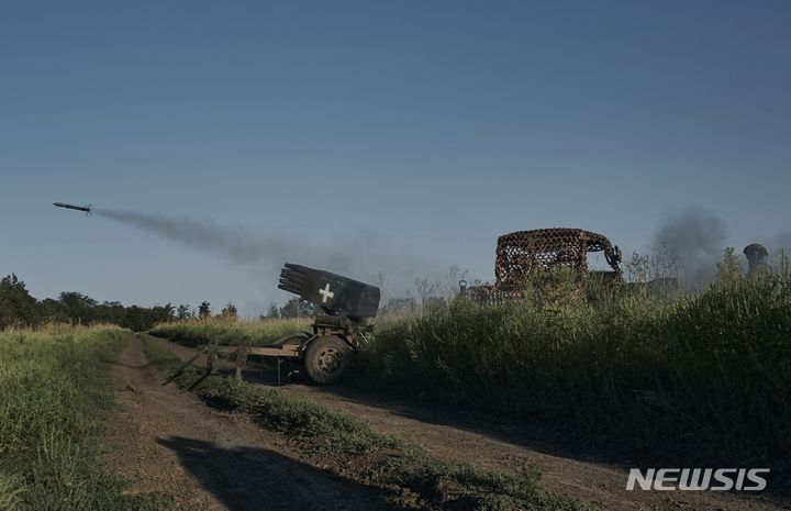 [바흐무트=AP/뉴시스] 우크라이나-러시아 전쟁에서는 GPS 교란 공격을 비롯한 전자전이 확대되어 나타나고 있다. 사진은 20일(현지시각) 우크라이나 도네츠크주 바흐무트 인근 전선에서 우크라이나 28여단 소속 군인들이 미니 다연장로켓 시스템을 발사하고 있는 모습. 2023.08.21.