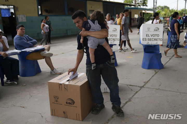에콰도르 후보 암살후 새 대통령 뽑는 보궐선거 실시