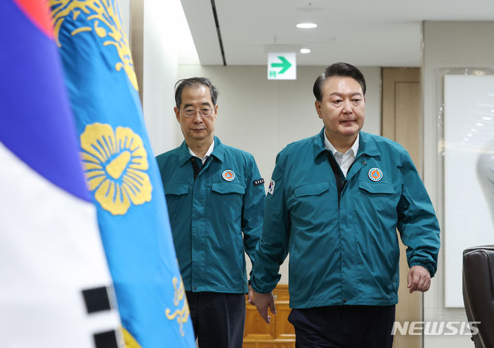 [서울=뉴시스] 홍효식 기자 = 윤석열 대통령은 28일 주례회동에서 한덕수 국무총리에 "추석 물가 안정에 최우선 역점을 둬 달라"고 당부했다. 사진은 지난 21일 을지 및 제35회 국무회의에 윤 대통령과 한 총리가 입장하는 모습. (대통령실통신사진기자단) 2023.08.28. yesphoto@newsis.com 